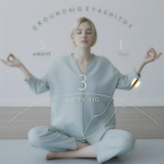 Seseorang duduk tenang sambil memperhatikan lingkungan sekitar, dengan ilustrasi angka 5-4-3-2-1 dan ikon pancaindra